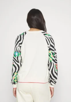 Desigual Rin - Trui - White 10 Desigual Rin - Trui - White -Desigual 1fb1b960d1d449a596d6a13e3b01cb8f scaled