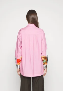Desigual Cam Bolonia - Overhemdblouse - Pink 12 Desigual Cam Bolonia - Overhemdblouse - Pink -Desigual 1fda2dbda1864c2bb50010d571eea7f5 scaled