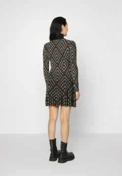 Desigual Geometric - Gebreide Jurk - Black 8 Desigual Geometric - Gebreide Jurk - Black -Desigual 27ef99367aef4b2faf320808cbef077a scaled