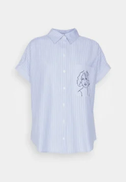 Desigual Cam Dara - Blouse - Celeste -Desigual 2cea61f179fc4b3dbf62cdb5dbbf4f16 scaled