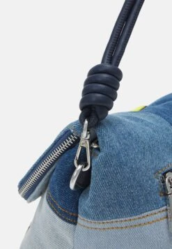 Desigual Bag Smiley Patch Venecia - Schoudertas - Denim Light Grey 11 Desigual Bag Smiley Patch Venecia - Schoudertas - Denim Light Grey -Desigual 302e25f4205247f99e52983c6ed9eab1