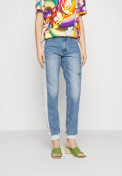 Desigual Lamar - Relaxed Fit Jeans - Denim Medium Wash 11 Desigual Lamar - Relaxed Fit Jeans - Denim Medium Wash -Desigual 3f76eb36257342ee89241fb17595af9d scaled