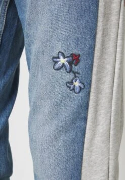 Desigual Lamar - Relaxed Fit Jeans - Denim Medium Wash 14 Desigual Lamar - Relaxed Fit Jeans - Denim Medium Wash -Desigual 3f8b80475eca4c6a90582a2d0329880b