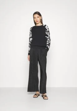 Desigual Limpopo - Trui - Black 12 Desigual Limpopo - Trui - Black -Desigual 42359e4832aa45ad892e41adf7438217