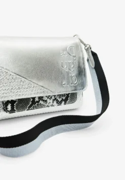 Desigual Midsize Metallic Patchwork Crossbody - Schoudertas - Multi Coloured 9 Desigual Midsize Metallic Patchwork Crossbody - Schoudertas - Multi Coloured -Desigual 46e721184df645d39d249ebc2f07a207 scaled