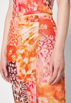 Desigual Fal Aria Patch - Wikkelrok - Orange 9 Desigual Fal Aria Patch - Wikkelrok - Orange -Desigual 4d837104762c44809389e93ac2d3c873 scaled