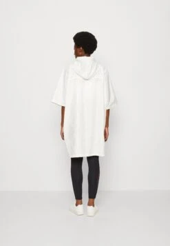 Desigual Poncho Psicolover Colima - Parka - Blanco Nieve 9 Desigual Poncho Psicolover Colima - Parka - Blanco Nieve -Desigual 6256d6aacda04968abd555cf8f401a50