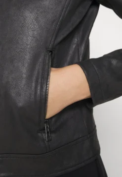 Desigual Jacket Toronto - Imitatieleren Jas - Black -Desigual 64d18e28d66a44a2ae49f28d2235c9ae scaled