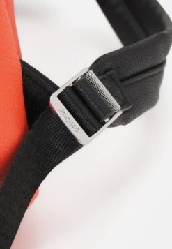 Desigual Psico Logo Mombasa Mini - Rugzak - Orange -Desigual 6a8b7ece3fbc4ba6a6828f835868b1db scaled