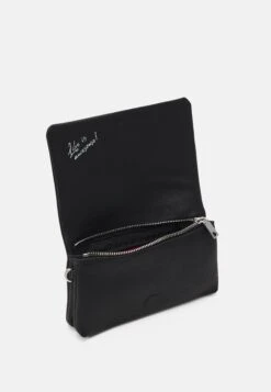 Desigual Bag Half Logo Dortmund Flap Micro - Handtas - Black 8 Desigual Bag Half Logo Dortmund Flap Micro - Handtas - Black -Desigual 6df9a168680b4669aff62f858dae7e90