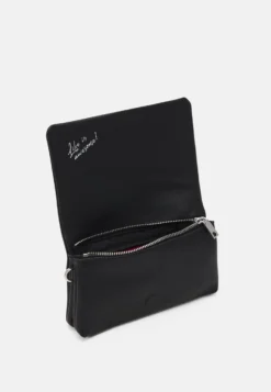 Desigual Bag Half Logo Dortmund Flap Micro - Handtas - Black -Desigual 6df9a168680b4669aff62f858dae7e90 scaled