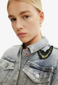 Desigual Metallic Denim Trucker - Spijkerjas - Light Blue Denim 8 Desigual Metallic Denim Trucker - Spijkerjas - Light Blue Denim -Desigual 7a33f3335856464aa4ad5997bfa2a907 scaled