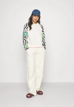 Desigual Rin - Trui - White 11 Desigual Rin - Trui - White -Desigual 80560fa2db6b4c05b8a8528f94732a90 scaled