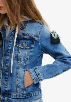 Desigual Hooded Denim Trucker - Spijkerjas - Blue 7 Desigual Hooded Denim Trucker - Spijkerjas - Blue -Desigual 8b93145c7df64abaa2f2fe1637ccf6e9 scaled