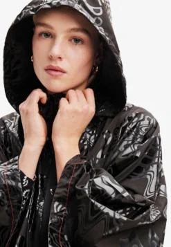 Desigual Logo- Regenjas - Black 8 Desigual Logo- Regenjas - Black -Desigual 94ec890f1b9c4ade9a9f3fcfee89142c scaled