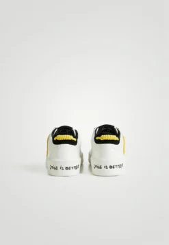 Desigual Smiley® - Sneakers Laag - White 7 Desigual Smiley® - Sneakers Laag - White -Desigual 980339df540f4d8cbd82b67798c240df scaled