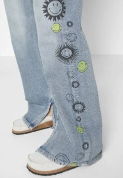 Desigual Smiley - Bootcut Jeans - Denim Medium Wash 13 Desigual Smiley - Bootcut Jeans - Denim Medium Wash -Desigual 9cc75d23bfdd4bccbd9c9fd14d76d0c4