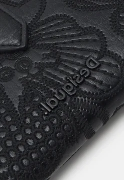 Desigual Mone Alpha Pia- Portemonnee - Black 7 Desigual Mone Alpha Pia- Portemonnee - Black -Desigual a448d66c655c4816a2e41b9befe37475 scaled