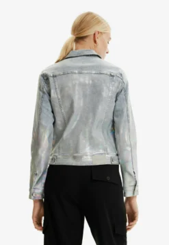 Desigual Metallic Denim Trucker - Spijkerjas - Light Blue Denim 7 Desigual Metallic Denim Trucker - Spijkerjas - Light Blue Denim -Desigual a85933122dc5402db495da931c5a761f scaled