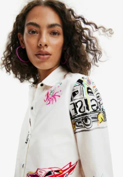 Desigual Long-Sleeve Illustrated - Overhemdblouse - White 8 Desigual Long-Sleeve Illustrated - Overhemdblouse - White -Desigual adcbd2f4fb4e408eb07904cc22fa3d1c scaled