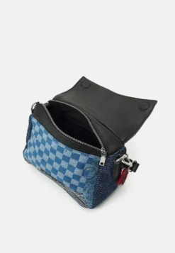 Desigual Bols_Mickey Phuket Mini - Schoudertas - Blue Denim 9 Desigual Bols_Mickey Phuket Mini - Schoudertas - Blue Denim -Desigual b1824fb9a0e54354b08db5ef813f80fd scaled