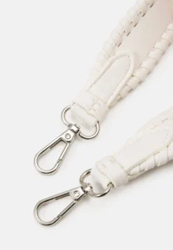 Desigual Half Logo Libia - Handtas - White 14 Desigual Half Logo Libia - Handtas - White -Desigual b1f3a7a8e42340bebce9042883c95684 scaled