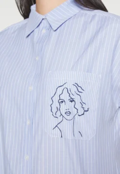 Desigual Cam Dara - Blouse - Celeste -Desigual c5fccff5769e4eb2a7e644db6d4eca2b scaled