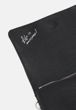 Desigual Bag Half Logo Dortmund Flap Micro - Handtas - Black 10 Desigual Bag Half Logo Dortmund Flap Micro - Handtas - Black -Desigual ca9293518e23420a8e24586efaec9983