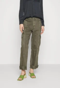 Desigual Denim Riga - Relaxed Fit Jeans - Khaki -Desigual cb03b35c976a49c48cb195fc64cfc7bc scaled