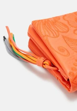 Desigual Alpha Dortmund Flap - Clutch - Naranja -Desigual d93ac4f32aa246b1ac96c1567bcc3d4b