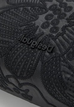 Desigual Bag Alpha Detroit - Clutch - Black -Desigual de854eb8dc65462bbba749e4afddbf7c scaled