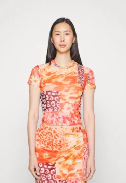 Desigual Patches - T-Shirt Print - Orange -Desigual e2f16e2a1a9b499f908b80f85ae5ed96 scaled