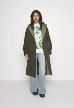 Desigual Jacket Trek - Trenchcoat - Kaki -Desigual e36b95465ad04bdd816a74766ac67d35 scaled