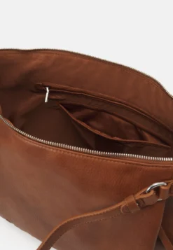 Desigual Half Logo Libia - Handtas - Marron 11 Desigual Half Logo Libia - Handtas - Marron -Desigual ece9aa6bcad54b5a8ec76f32841f9337 scaled