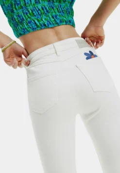 Desigual Long Flare - Flared Jeans - White -Desigual fbdd99e21e3f41dc8c7cc79d72a203ae scaled